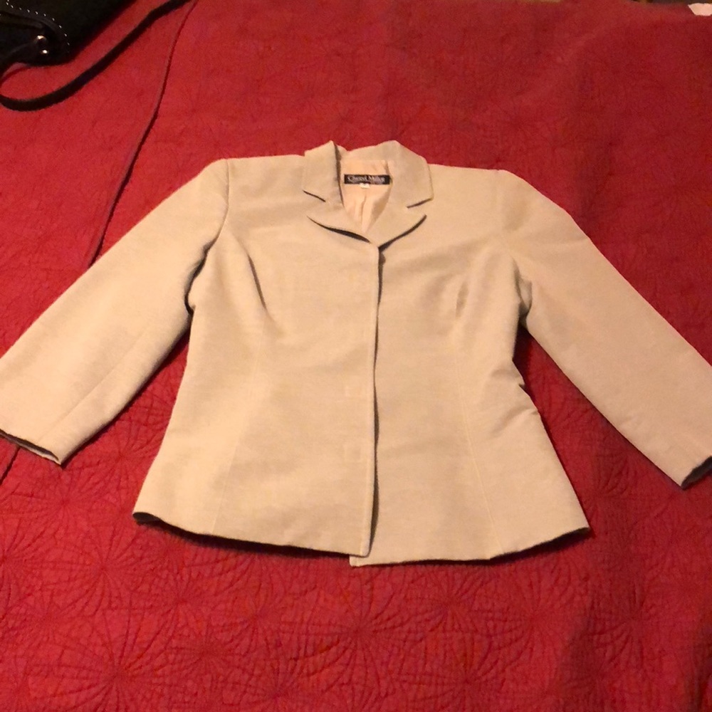 Woman’s gray 2 piece suit